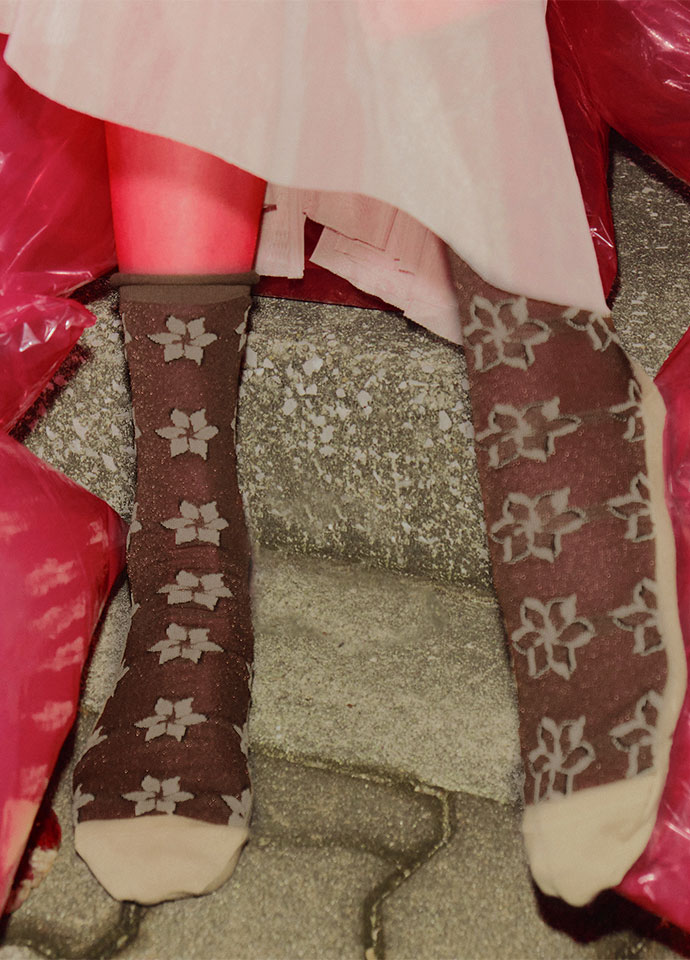 焦糖花綻不對稱設計針織中長襪